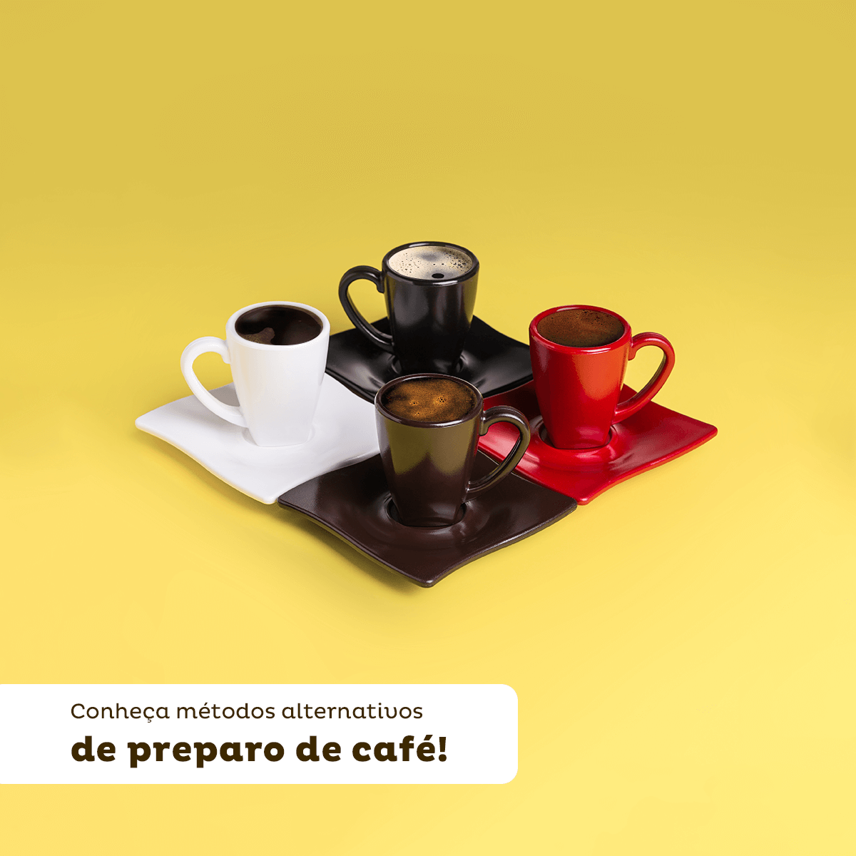 Imagem mostra quatro xícaras cheias de café, nas cores preta, branca, marrom e vermelha. E a frase conheça métodos de preparo de café.